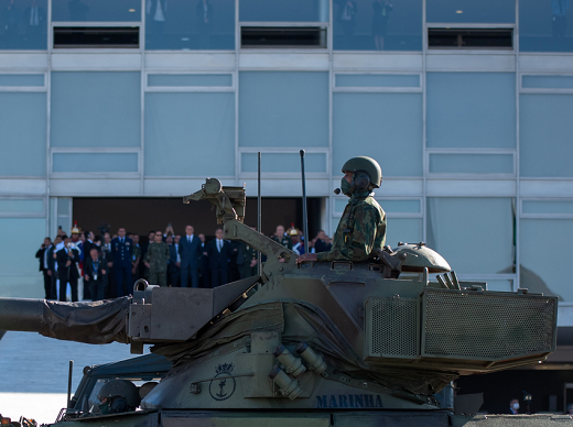 Blindados da marinha passam em desfile em frente ao Palácio do Planalto, em Brasília (DF) (Foto: Reprodução/UOL)