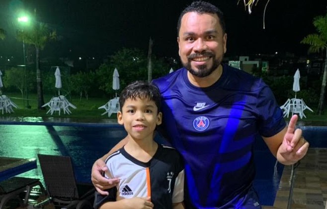 '(...)E disse Deus: Façamos o homem à nossa imagem, conforme a nossa semelhança...'. Gênesis 1:26 - Na magem o 'ir Fábio' e o filho João Pedro - Foto: arquivo familiar