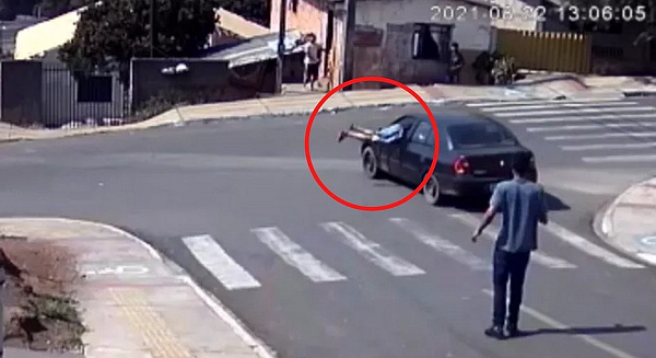 Homem conseguiu puxar o freio de mão do veículo antes que ele colidisse com o portão da residência (Foto: Reprodução)