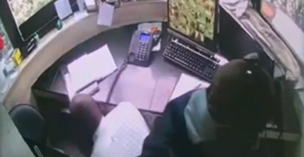 Vídeo registrou o momento em que porteiro e um prestador de serviços se abaixam para escapar dos tiros (Foto: Reprodução)