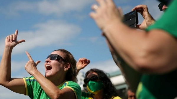Manifestação em defesa de Bolsonaro: Para um ex-corregedor do TSE, uso de transporte da Força Aérea para participar de manifestações contra Legislativo, Judiciário e urna eletrônica pode configurar abuso de poder econômico por Bolsonaro (Foto: Reuters)