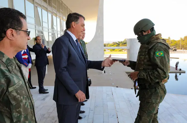 Jair Bolsonaro recebe convite da Demonstração Operativa a ser realizado por ocasião da Operação Formosa 2021 (Foto: Marcos Corrêa/PR)