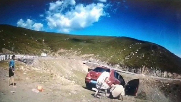 O grupo parou na estrada para apreciar a vista de um vale em Xinjiang, na China (Foto: Reprodução)