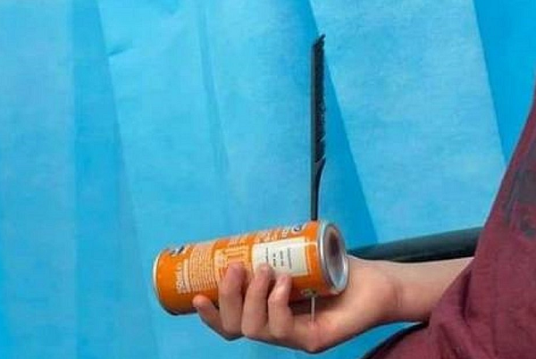 Mãe da menina postou uma foto do acidente, onde o pente aparece cravado na pele da garota (Foto: Reprodução)