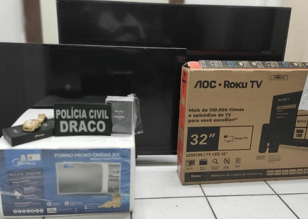 Foram apreendidos televisores. micro-ondas e smartphones (Foto: Divulgação)