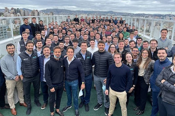No registro, com mais de 100 pessoas, quase todas as pessoas eram homens, brancos e jovens (Foto: Reprodução)