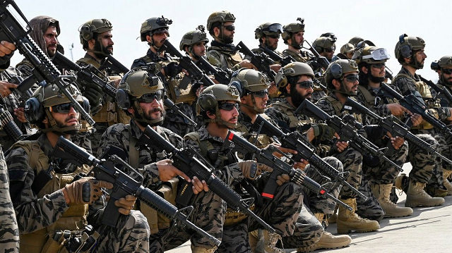 Membros da unidade militar Talibã tomam posição no aeroporto de Cabul depois da saída das tropas americanas (Foto: Wakil Kohsar/AFP)