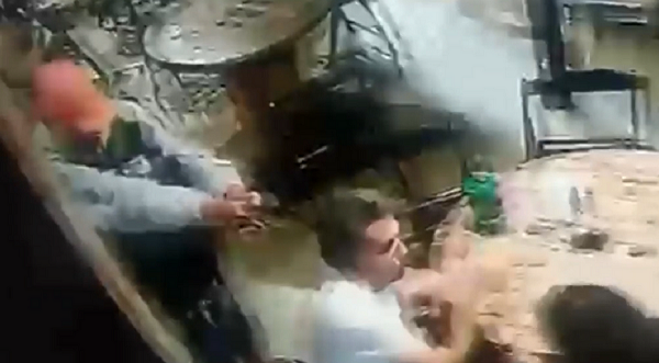 Nas imagens é possível perceber que o docente não percebeu a ação do criminoso (Foto: Reprodução)