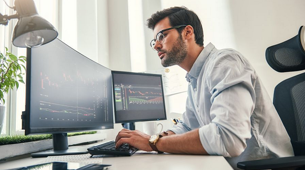 As vagas são destinadas as áreas de back-end, front-end, IOS, Java, Python, UI/UX, entre outras (Foto: Shutterstock)