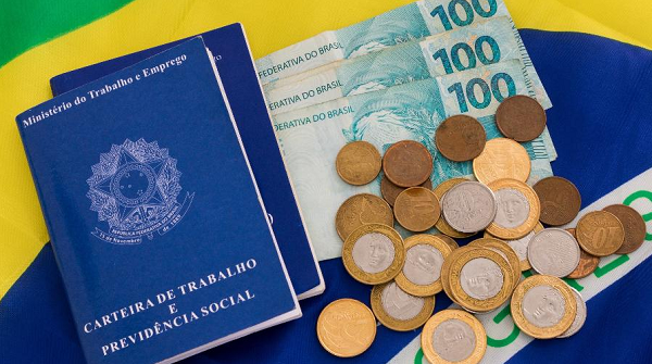 Sem alarde, o deputado Christino Áureo (PP-RJ), relator da MP (Medida Provisória) que permitiu a redução de jornadas e salários durante a crise, apresentou um novo relatório pouco antes de submetê-lo à votação no plenário (Foto: Getty Images/iStockphoto)