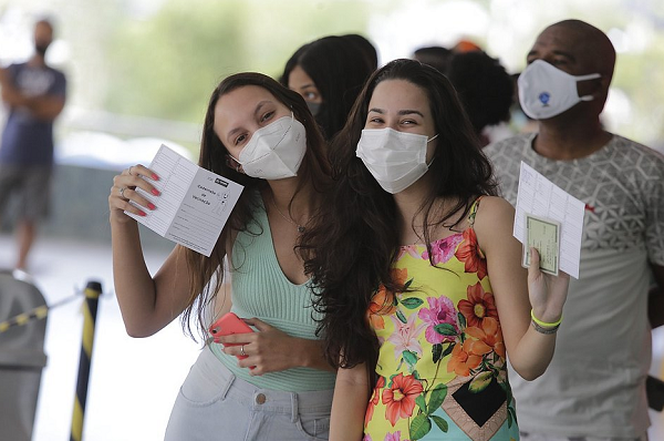 Se as doses não estiverem aparecendo após 10 dias de vacinação, é preciso procurar o local de vacinação ou a secretaria municipal (Foto: Arisson Marinho/Correio)