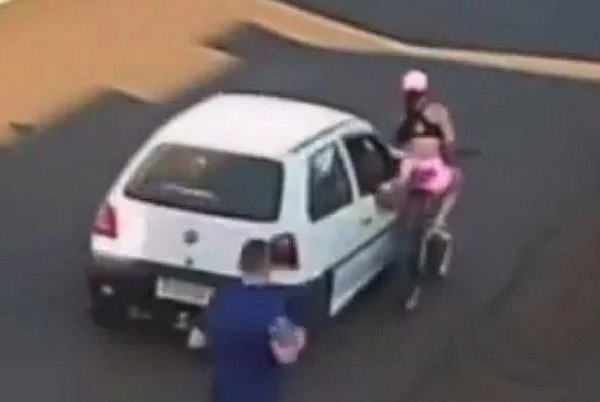 Câmeras de segurança captaram a cena, postada pela própria Andressa nas redes (Foto: Reprodução)