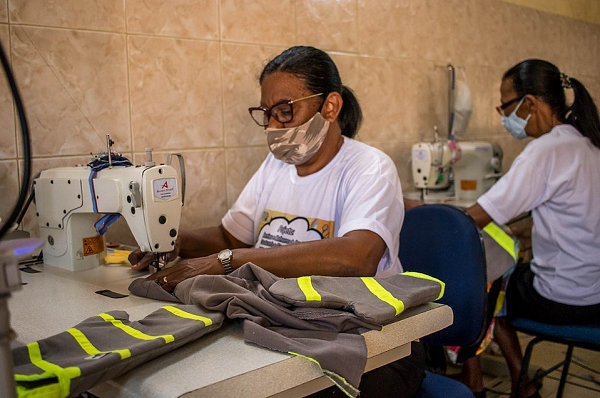 Ao todo, 40 costureiras transformam fardas em novas peças (Foto: Nara Gentil/CORREIO)