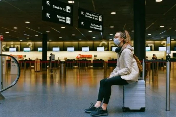 Viajantes do Brasil não precisam mais ficar em quarentena, mas deverão apresentar um teste negativo para Covid-19 (Foto: Reprodução)