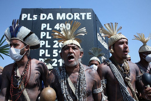 Indígenas protestam contra PL 490 em Brasília (Foto: Marina Oliveira/Cimi)