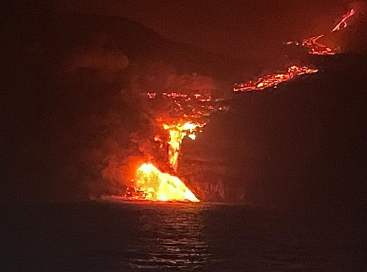 O contato da lava com o mar gerou uma explosão de vapor que expeliu uma fumaça escura que está invadindo a terra por causa dos ventos (Foto: Reprodução)
