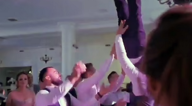 Os responsáveis pela ação perigosa não conseguiram segurar o noivo, que bateu com a cabeça no chão (Foto: Reprodução)