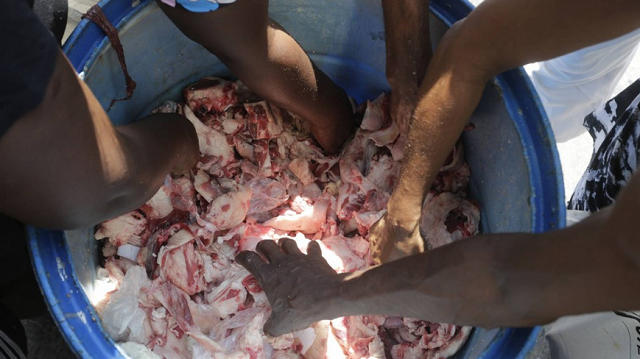 Diante do desemprego e da inflação galopante, pelanca vira esperança de alimento para famílias que buscam com o que matar a fome (Foto: Dominigos Peixoto/Agência O Globo)