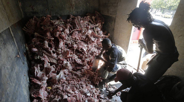Caminhão de pelanca. Cerca de 19,1 milhões de pessoas vivem quadro de insegurança alimentar grave (Foto: Domingos Peixoto / Agência O Globo)