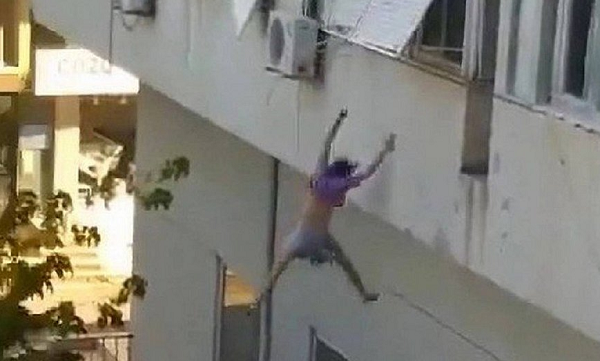 Mulher identificada como Sirin N. E. se joga de 10 metros de altura (Foto: Reprodução)