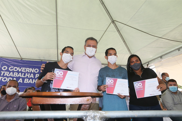 Governador Rui Costa fez a entrega de 119 certificados do Projeto Conectar – Qualificação e Trabalho, para trabalhadores do município (Foto: Divulgação)