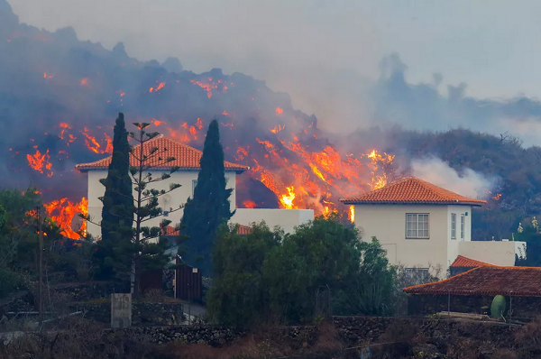 Lava passa perto de casa na ilha de Las Palmas, no arquipélago das Canárias, em 20 de setembro de 2021 (Foto: Borja Suarez/Reuters)