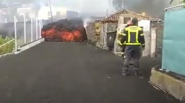 Muro de lava com 6 metros de altura se move em direção aos bombeiros em La Palma (Foto: Reprodução/YouTube/Niko Drum-Major)