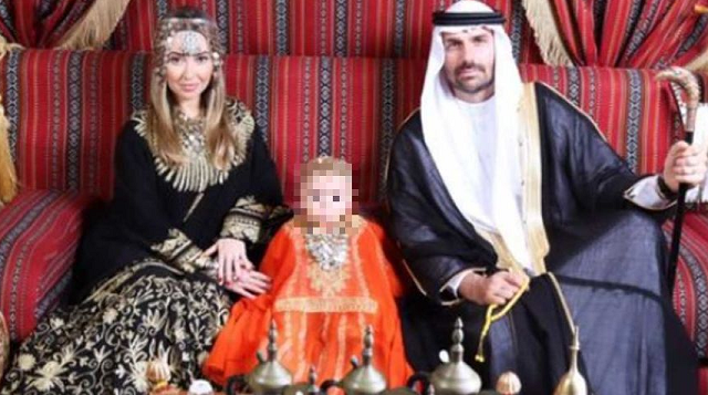 Na imagem, a família aparece fantasiada de árabes (Foto: Reprodução)