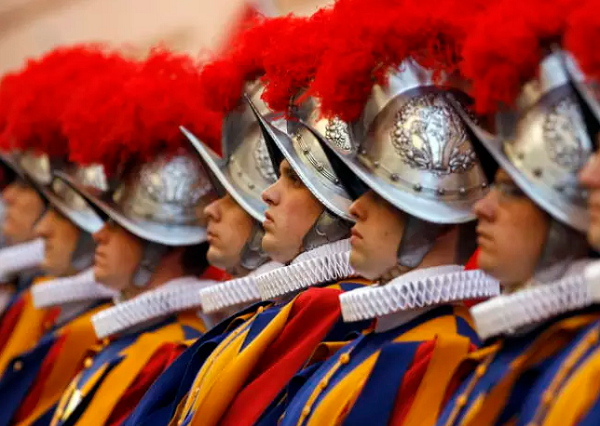Guarda Suíça Pontifícia é responsável oficialmente pela segurança do Papa e do Vaticano desde 1527 e é formada, literal e exclusivamente, por soldados suíços (Foto: Reprodução)