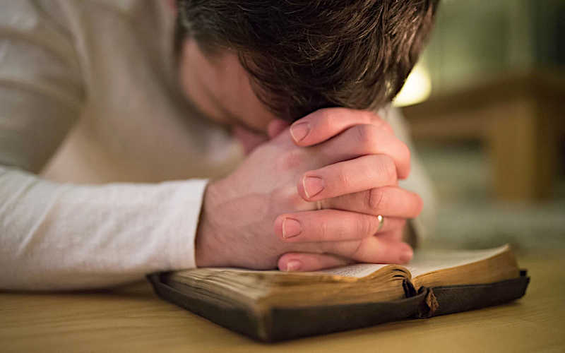 Alegrai-vos na esperança, sede pacientes na tribulação, perseverai na oração; (Romanos 12:12) - Ilustração Google