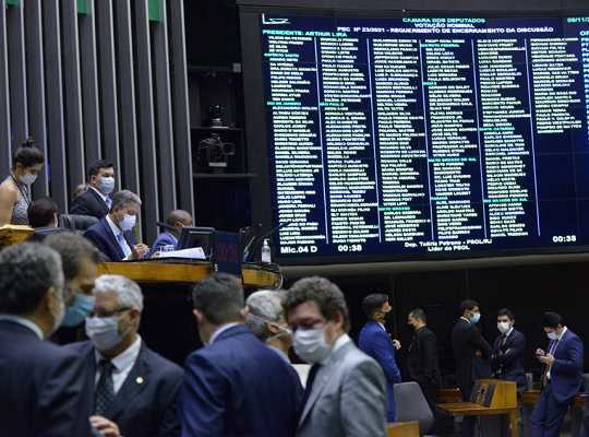 PEC passou com 323 votos a 172 e uma abstenção (Foto: Reprodução)