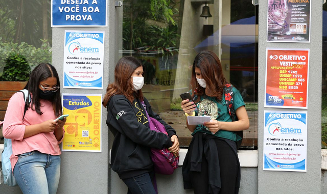 Estudantes esperam a abertura dos portões no primeiro dia de provas do Exame Nacional do Ensino Médio (Enem) (Foto: Rovena Rosa/Agência Brasil)