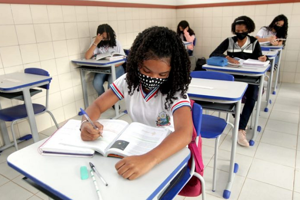 Conselho Estadual de Educação da Bahia (CEE-BA) estabeleceu que só em 2023 e 2024 é que as instituições de ensino públicas e particulares do estado são obrigadas a alterar o currículo referencial para o Ensino Médio (Foto: Reprodução)