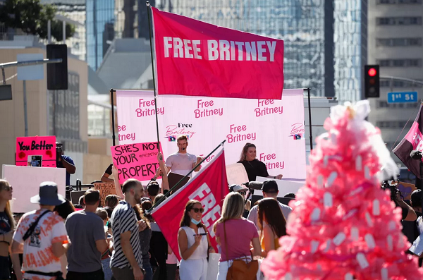 Fãs de Britney Spears se reúnem na frente de tribunal em Los Angeles nesta sexta (12) (Foto: Reuters/Mike Blake)