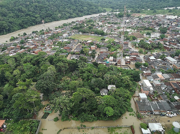 Volume do rio subiu mais de nove metros com as chuvas (Foto: GOVBA)