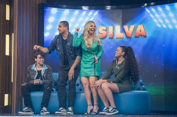 Xanddy e Carla Perez ao lado dos filhos Camilly Victoria e Victor Alexandre (Foto: Getty Images)