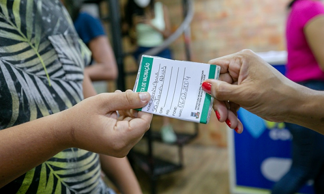 A partir desta sexta-feira (10), também passa a vigorar a exigência da apresentação do comprovante para utilização de transporte rodoviário intermunicipal público e privado em toda a Bahia (Foto: Tiago Pacheco)