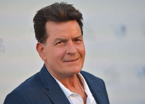 Charlie Sheen era o ator mais bem pago da televisão até se envolver em uma série de polêmicas (Foto: Getty Images)