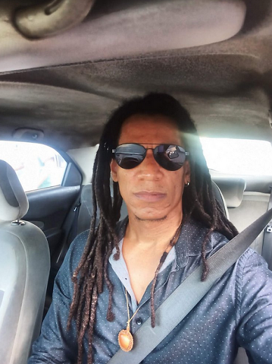 O músico Camaçariense Denny Françuá teve a renda reduzida à metade com a pandemia e sofrerá para pagar Ipva ano que vem (Foto: Acervo Pessoal)