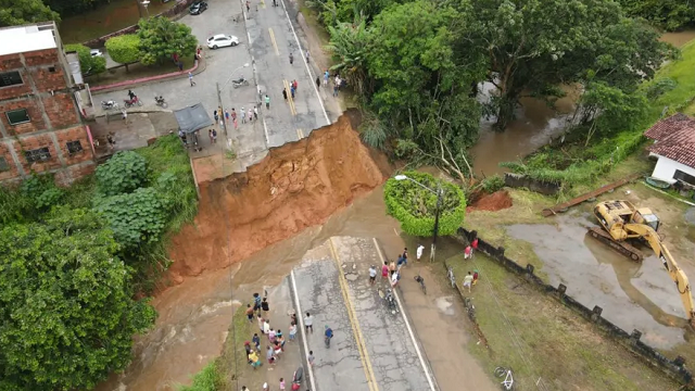 Em Ubatã, um trecho da BR-330 cedeu, abrindo uma cratera (Foto: Ubatã Notícias)
