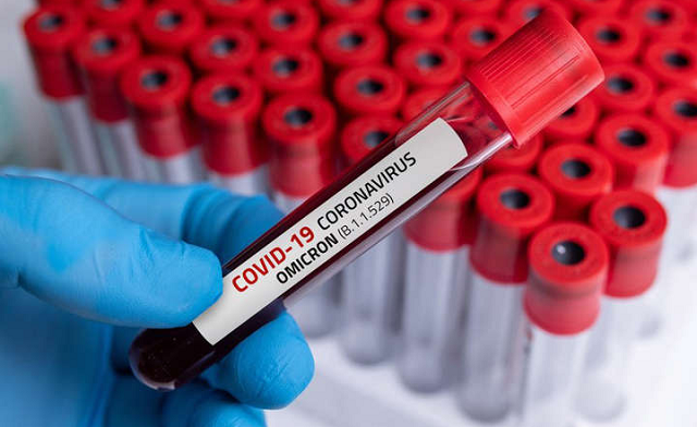 Dor de garganta, músculos doloridos, principalmente na região da lombar, nariz entupido, problemas estomacais e fezes moles são possíveis sinais da nova variante, indicam dados preliminares (Foto: Reprodução/BBC News)