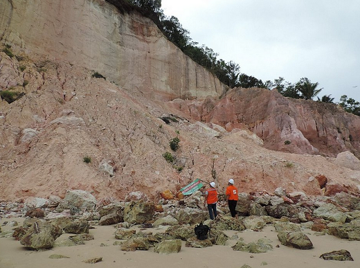 Em dezembro de 2020, um desabamento nas falésias da praia de Pipa no Rio Grande do Norte matou três pessoas, entre elas uma criança (Foto: Reprodução)