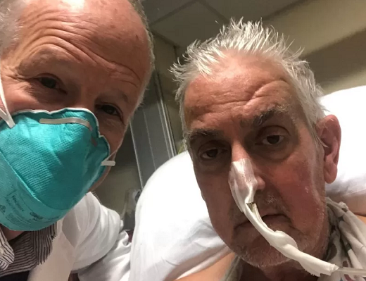 O cirurgião Bartley Griffith com o paciente David Bennett no início de janeiro (Foto: University of Maryland School of Medicine)