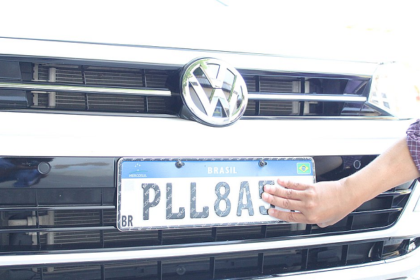A normatização dos preços de estampagem de PIV para placas Mercosul varia entre valores mínimo e máximo para cada categoria veicular (Foto: Itailuan dos Anjos/Detran)