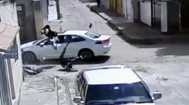Moto em que o bebê estava com os pais foi atingida por um carro (Foto: Reprodução)