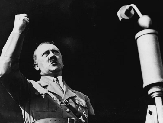 Em 1949, o governo da então Alemanha Ocidental baniu legalmente o uso de símbolos, linguagem e propagandas nazistas (Foto: Getty Images)
