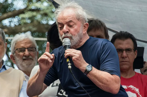Os dois últimos levantamentos sobre a eleição presidencial deste ano mostram Lula na liderança com folga em todos os cenários eleitorais simulados (Foto: NELSON ALMEIDA/AFP)
