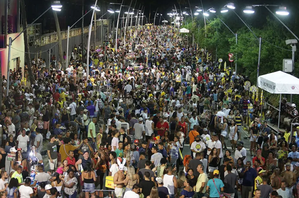 O mesmo decreto mantém a validade até 02 de março da autorização para a realização de eventos e atividades com a presença de público de até 1.500 pessoas (Foto: Mila Cordeiro l Ag. A TARDE)