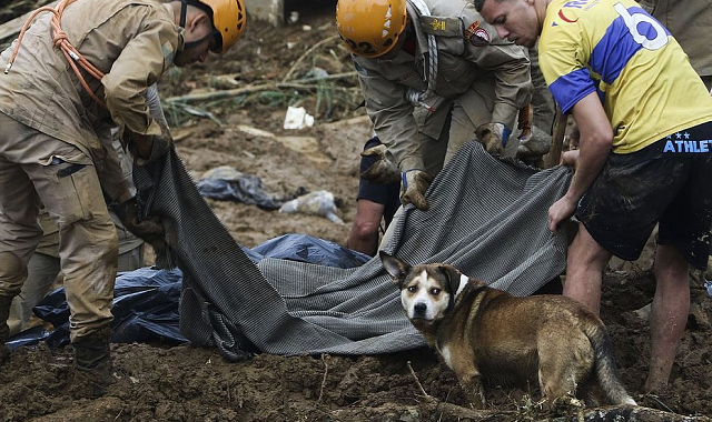 Bombeiros, moradores e voluntários trabalham em um deslizamento após a chuva que castigou Petrópolis (Foto: Tânia Rêgo/Agência Brasil)