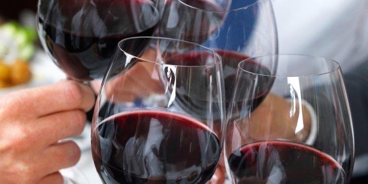 Finalmente, creio que a posição de qualquer cristão não só em relação ao vinho, mas a qualquer fonte de alegria e prazer nesta vida, deve ser sempre a da noiva em Cantares 1:1-4 - Ilustração Google